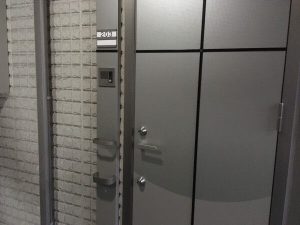 アパートのドア