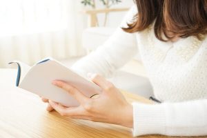 読書する女性