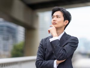 考える男性